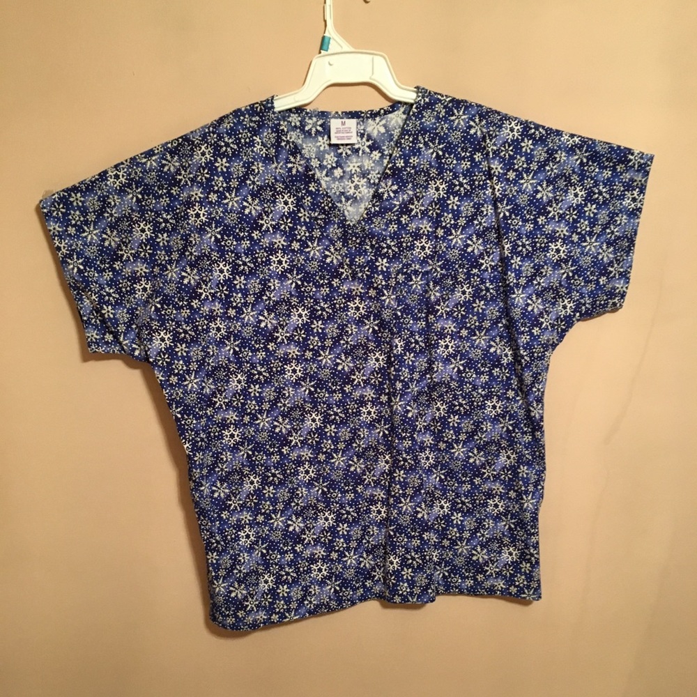 Medical/Dental snowflake scrub top. EUC